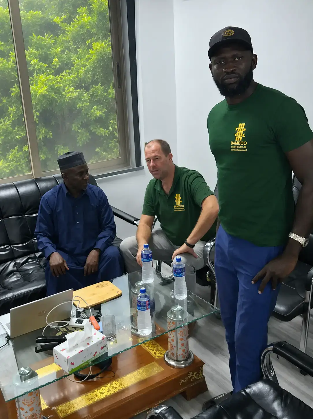 Jens und Omar in Gambia beim Ministerium für Forstwirtschaft
