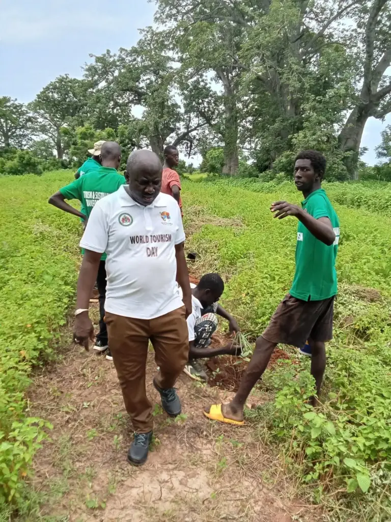 Das Umweltprojekt Gambia wird vom Verein gefördert und zeigt 6 Arbeiter auf einer Bambusplantage.